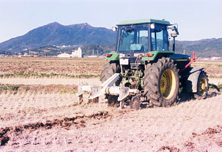 トラクターでたんぼを耕作